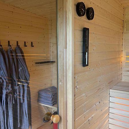 Romantisches Studio Am Waldesrand Mit Gartensauna Schwarz Exterior foto