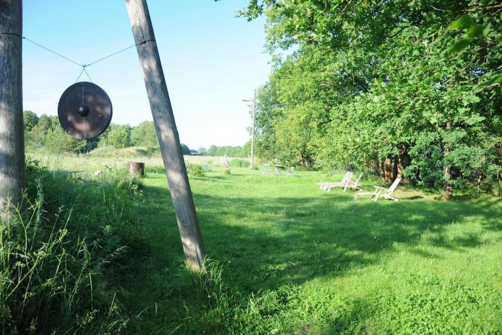 Romantisches Studio Am Waldesrand Mit Gartensauna Schwarz Exterior foto