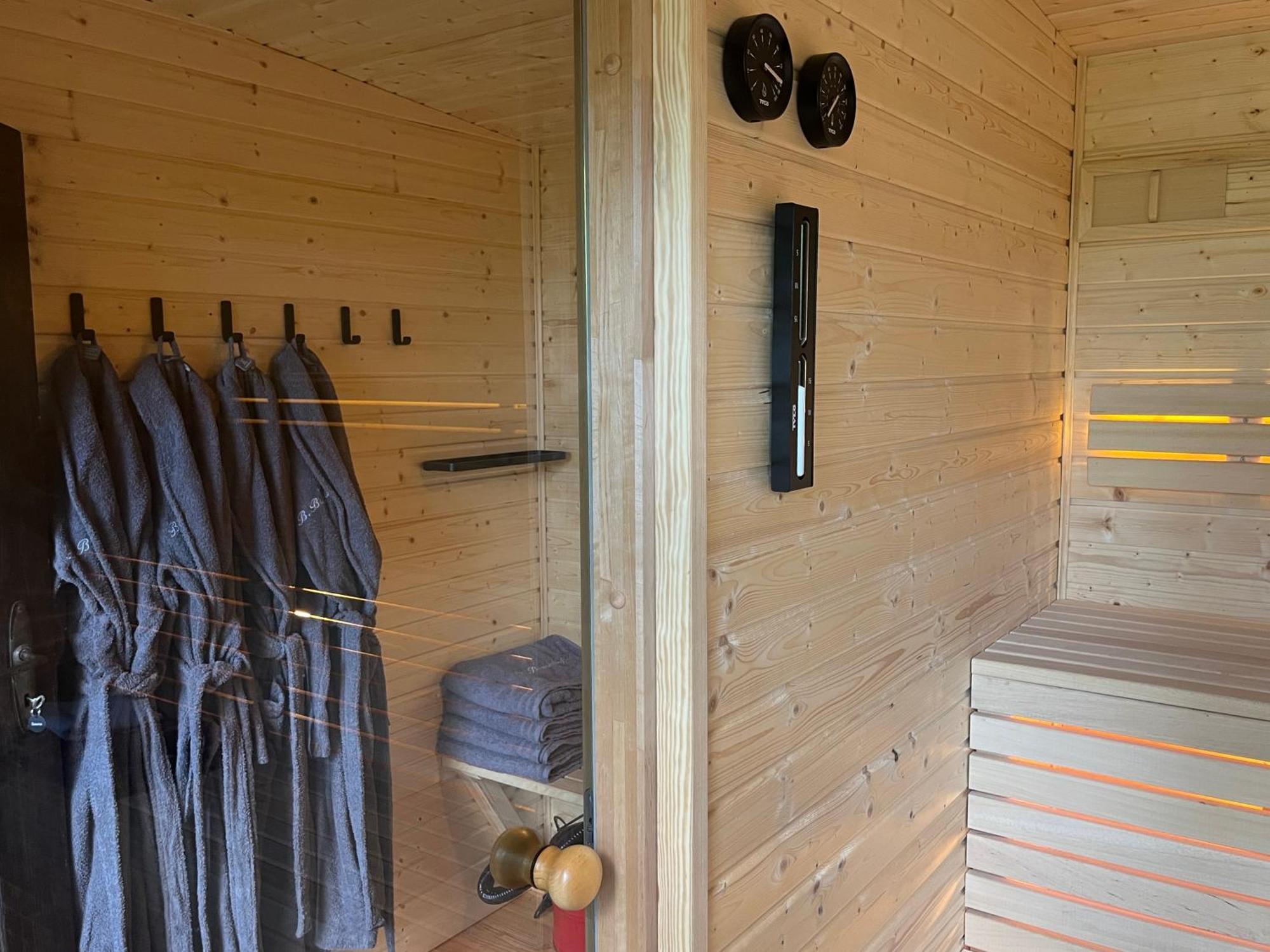 Romantisches Studio Am Waldesrand Mit Gartensauna Schwarz Exterior foto